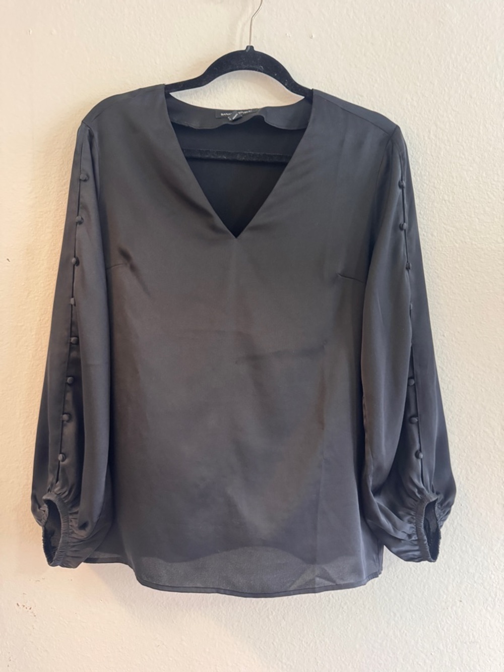 Banana Republic Black V-Neck Button-Detail Blouse, Size Medium